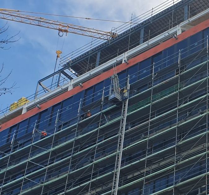 A large apartment scaffold dismantled using Advanced Guardrails and a Geda hoist